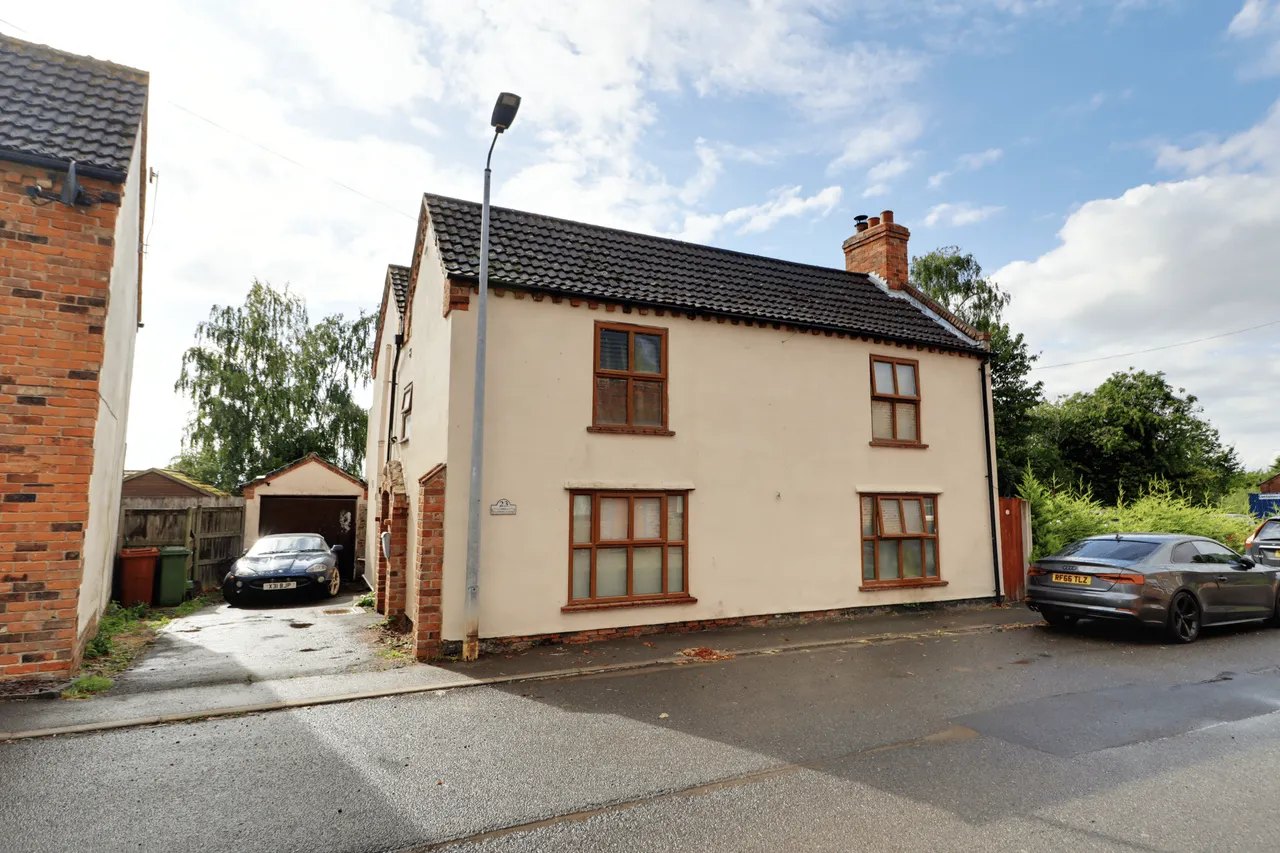 4 bed house for sale, High Street, Luddington, DN17