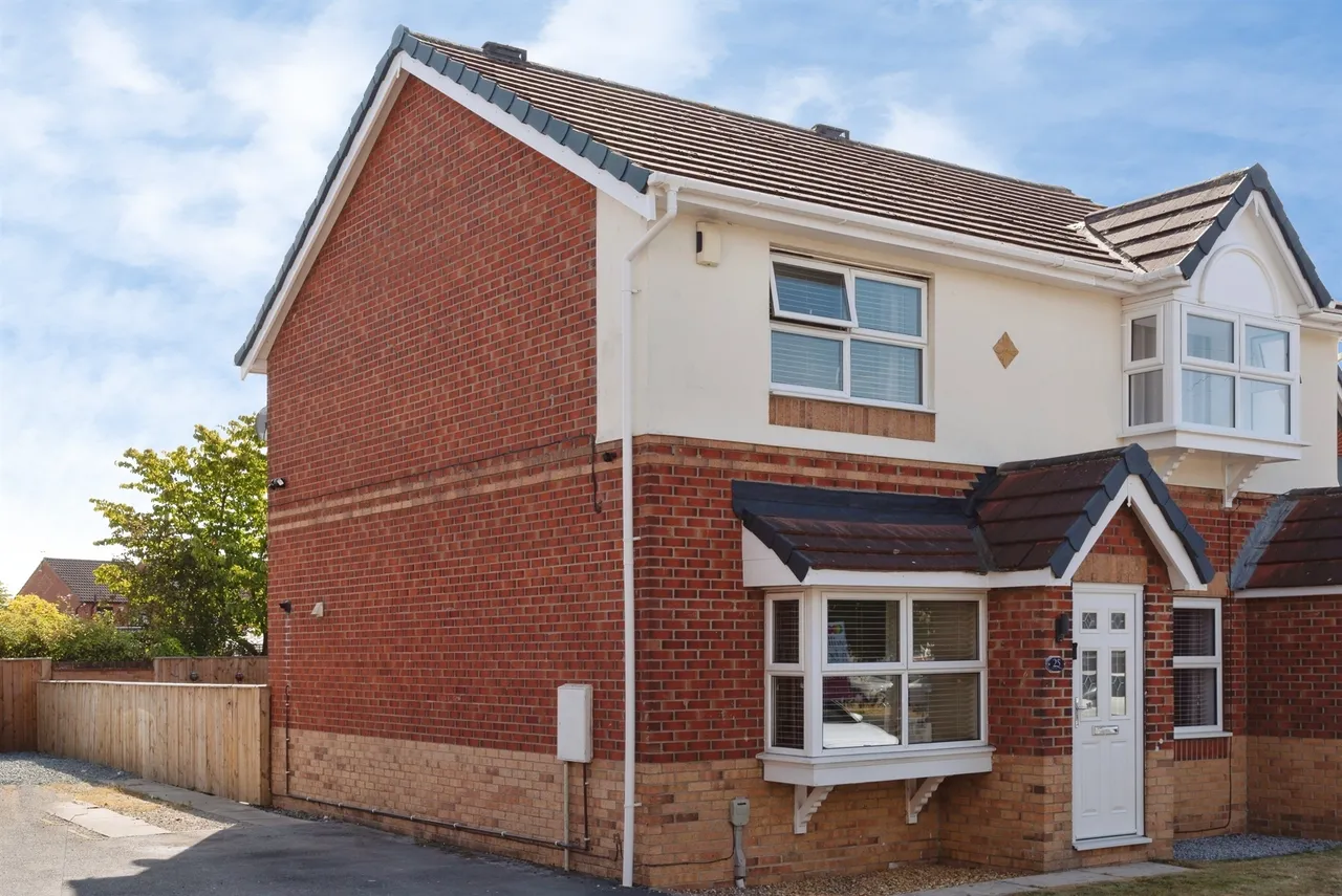 2 bed house for sale — Foxglove Close, Kingswood, Hull