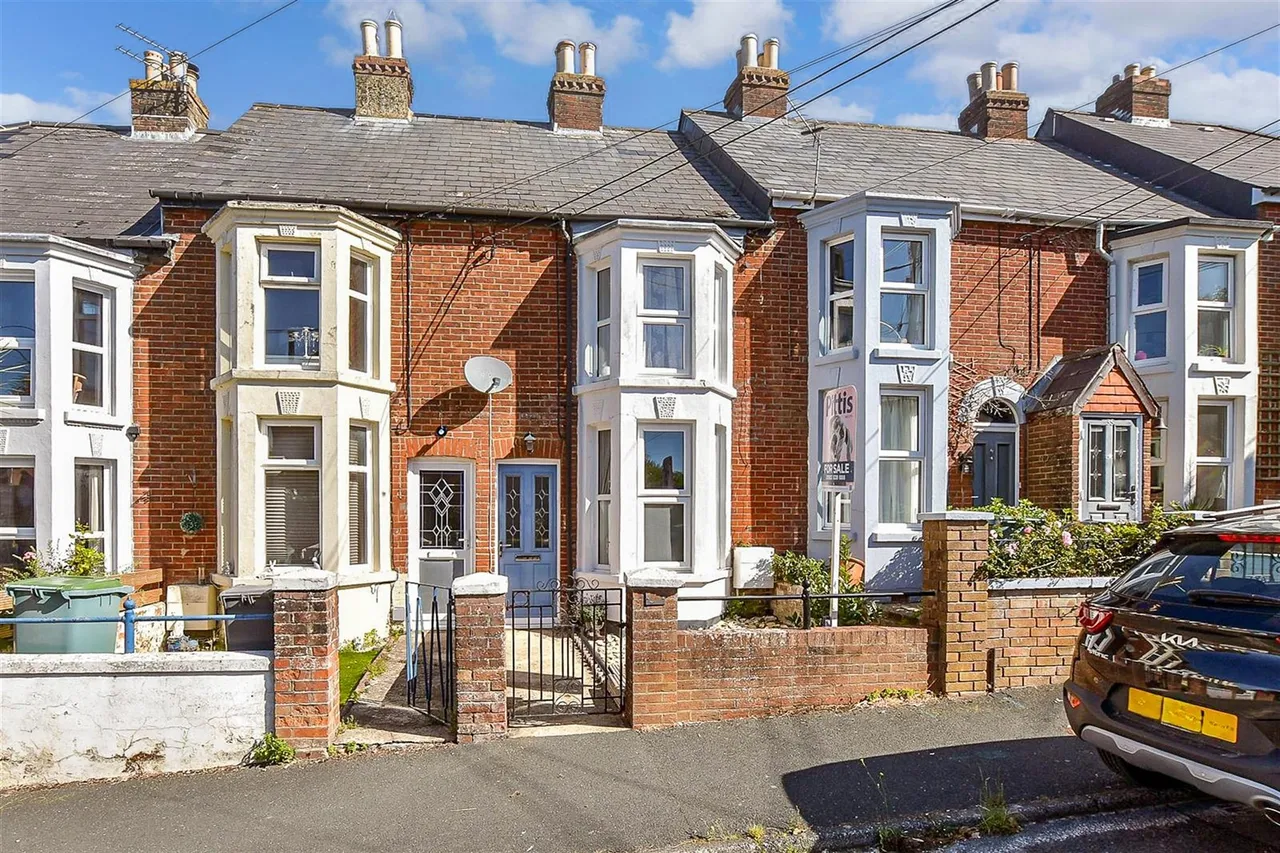 3 bed house for sale, Albert Road, Gurnard, PO31