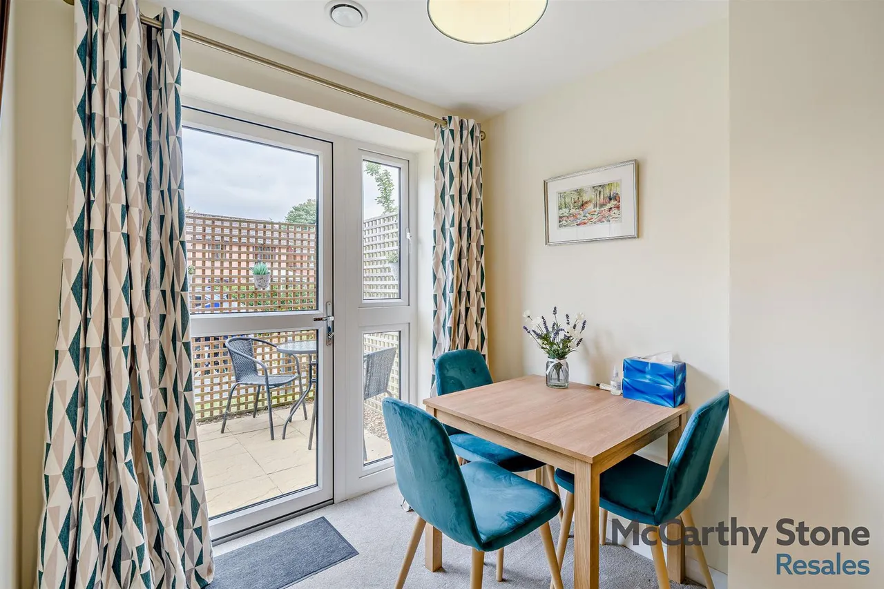 Burlington Gardens, Leyland, PR25, photo 2
