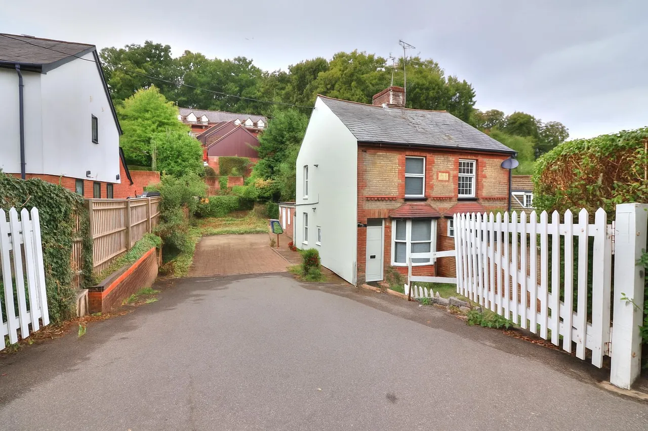 2 bed house for sale, New Road, High Wycombe, HP12
