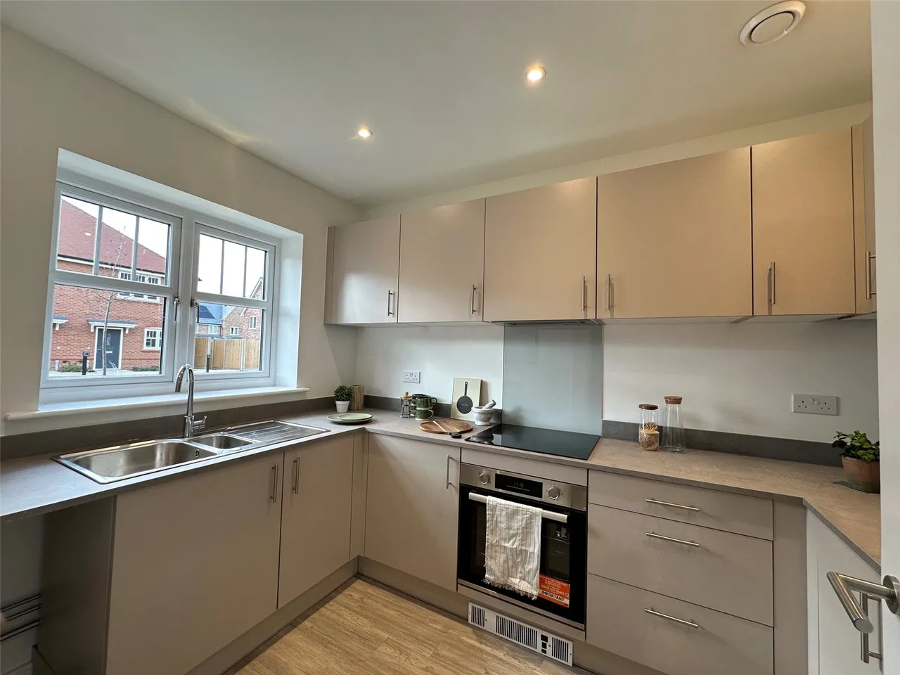 Spinner Avenue, Cranleigh, GU6, photo 2