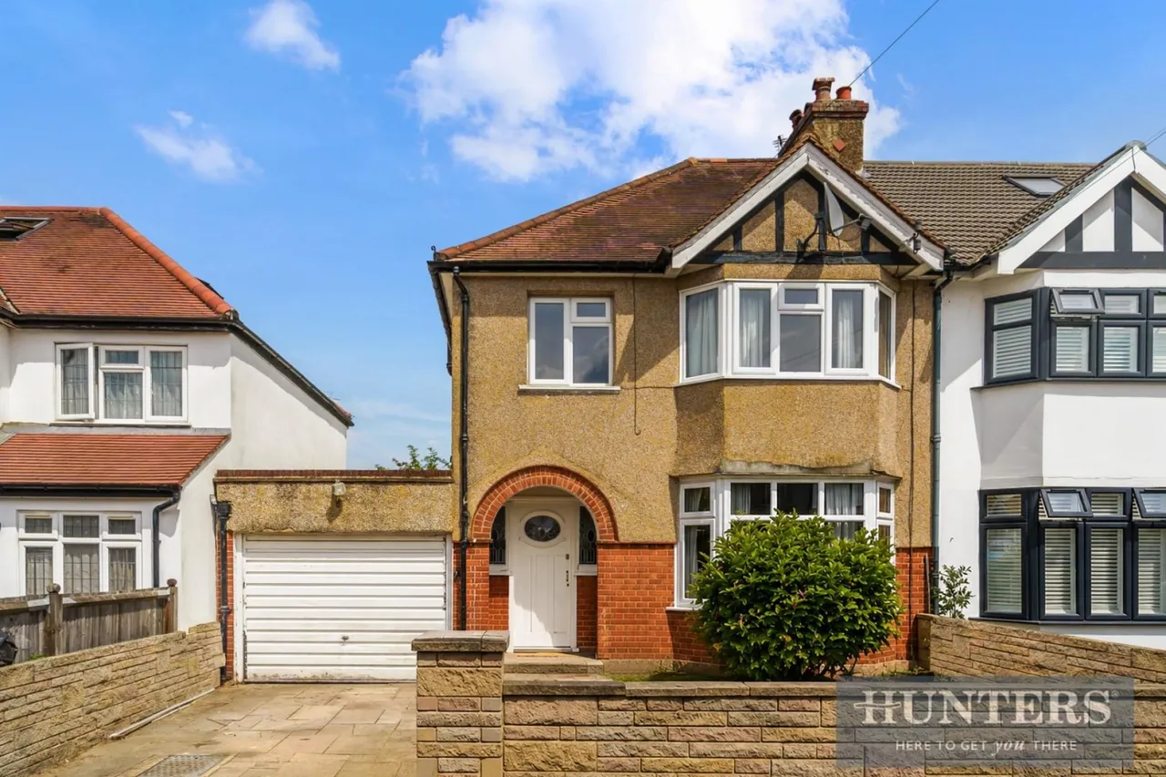 3 bed house for sale — Courtenay Road, Worcester Park.