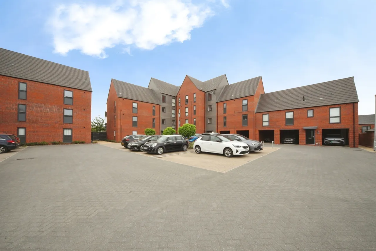 2 bed flat for sale, Holly Lane, Houghton Regis, LU5