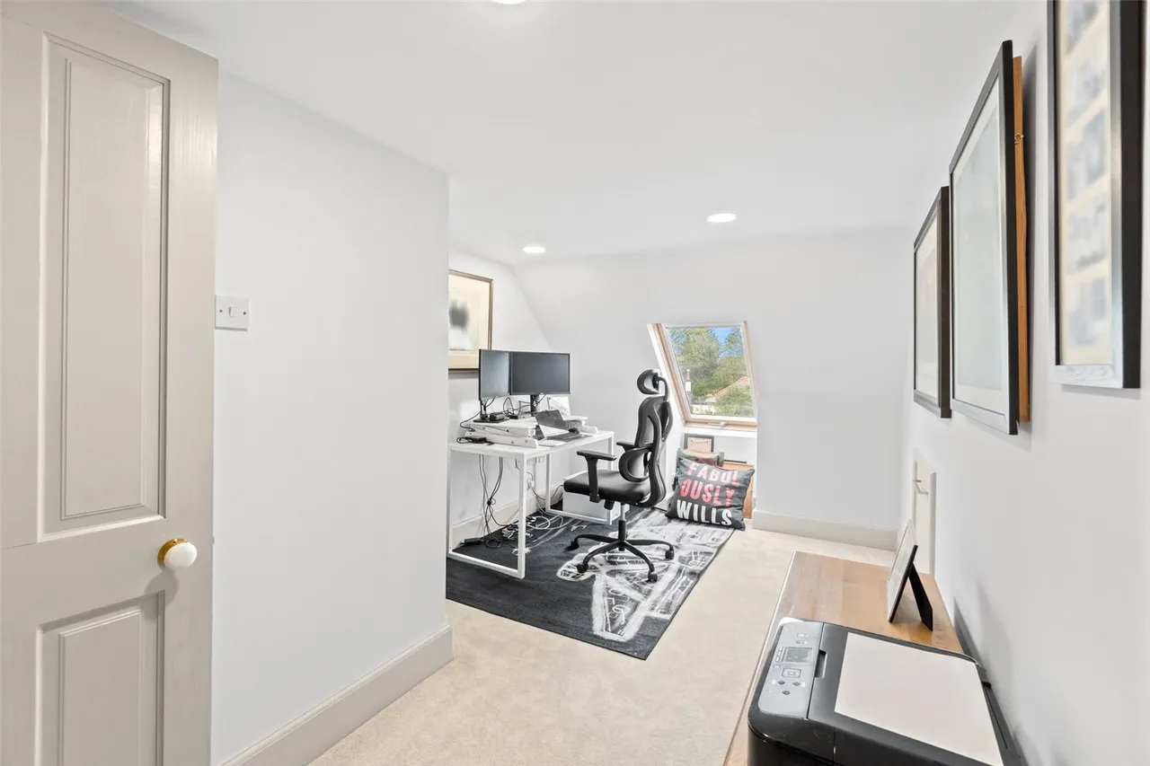 Courtlands Avenue, Hampton, TW12 3NT, photo 16
