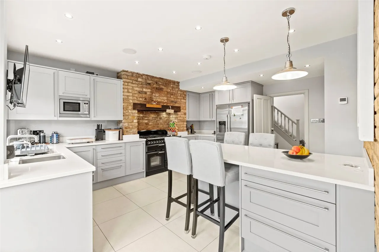 Courtlands Avenue, Hampton, TW12 3NT, photo 3