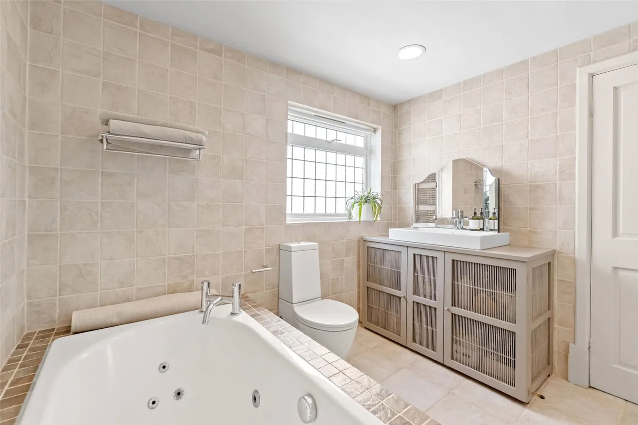 Courtlands Avenue, Hampton, TW12 3NT, photo 11