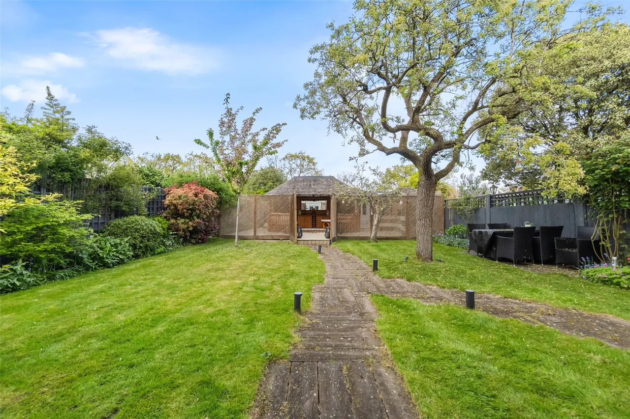 Courtlands Avenue, Hampton, TW12 3NT, photo 2