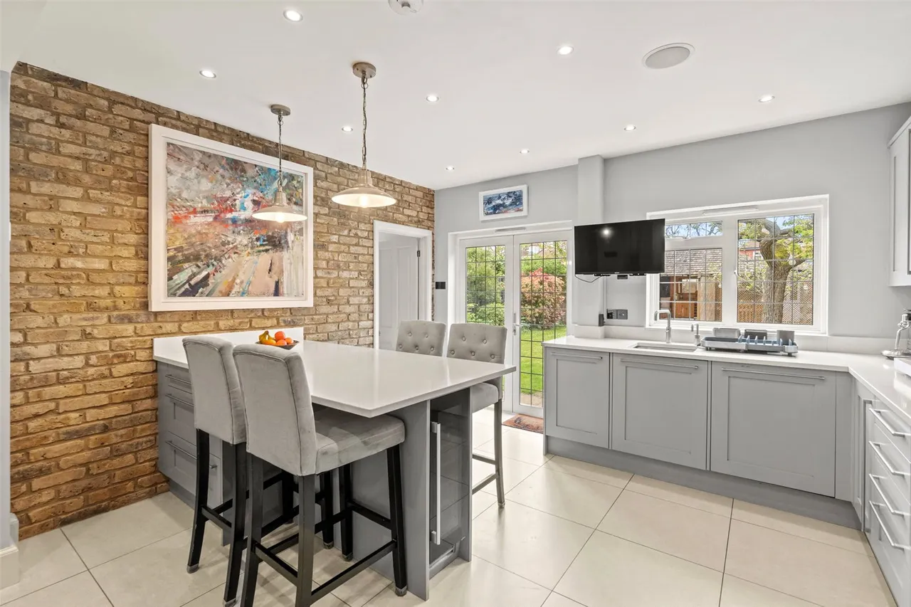 Courtlands Avenue, Hampton, TW12 3NT, photo 4