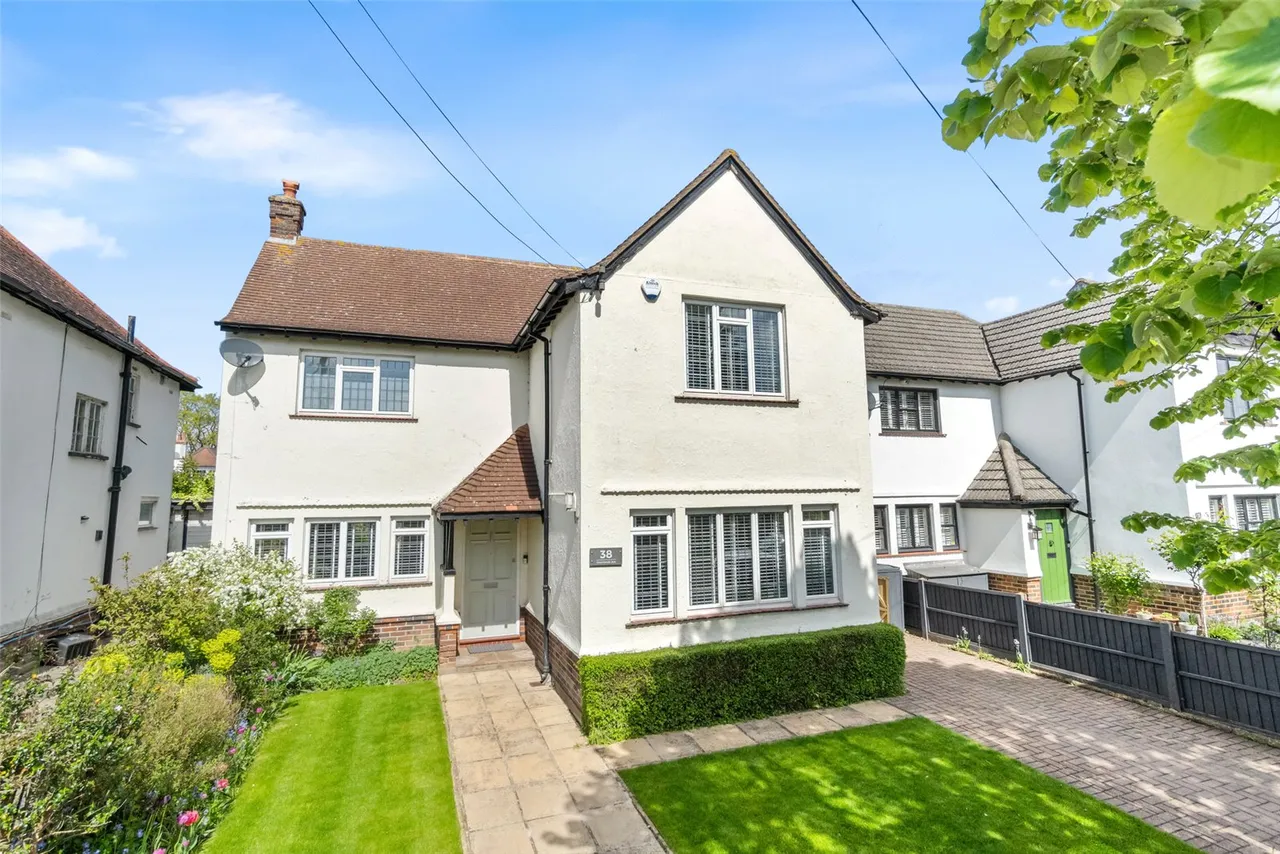 5 bed house for sale — Courtlands Avenue, Hampton, TW12 3NT
