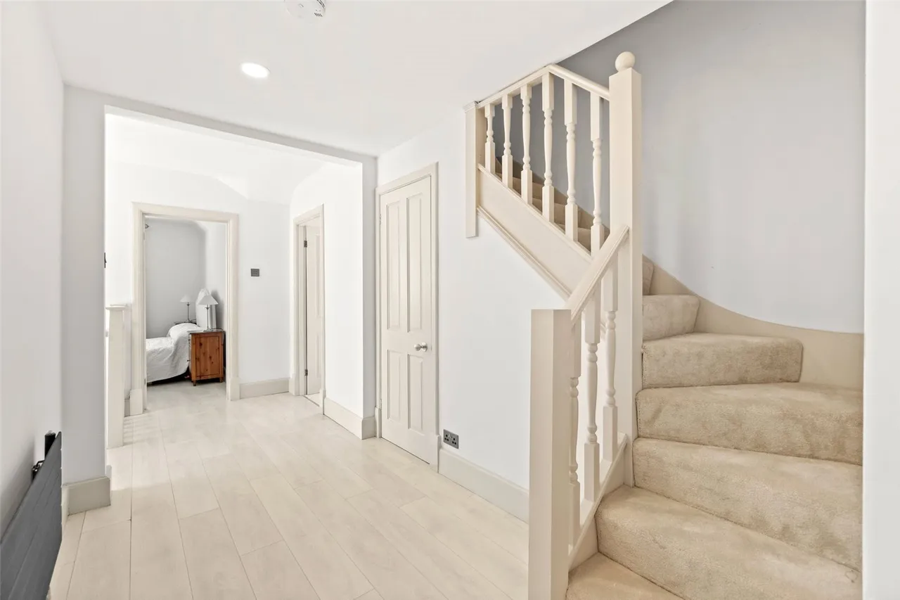 Courtlands Avenue, Hampton, TW12 3NT, photo 15