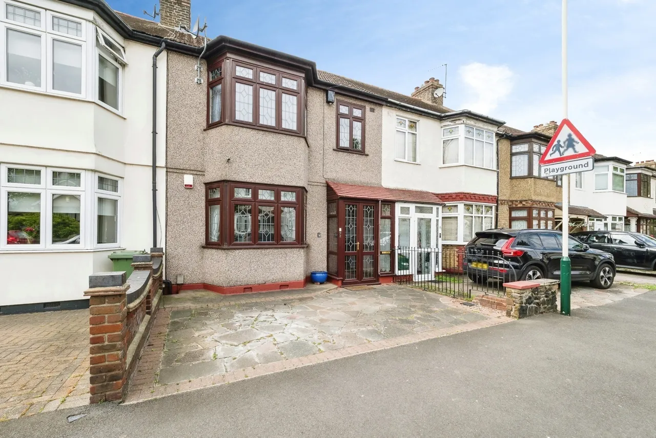 3 bed house for sale — Globe Road, Hornchurch, RM11