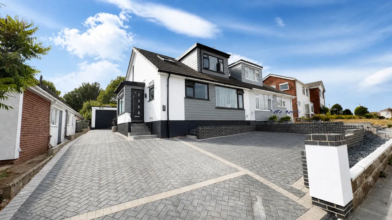 5 bed house for sale — Drake Avenue, Shiphay, Torquay, TQ2 6JL