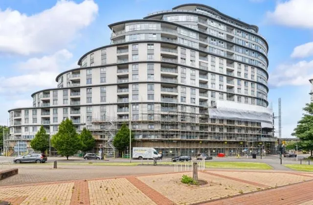 2 bed flat for sale, Station Approach, Woking, GU22