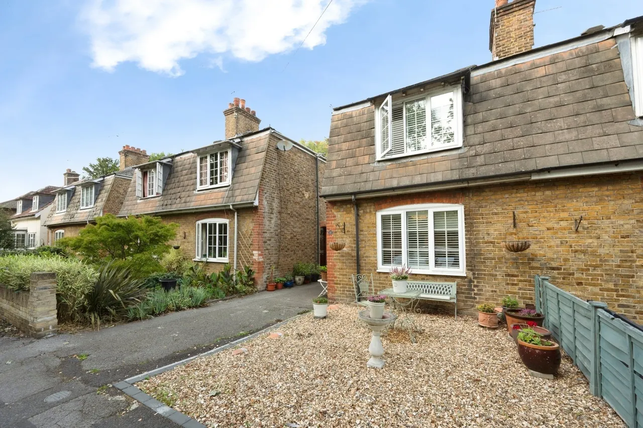 1 bed house for sale, Mill Road, Esher, KT10