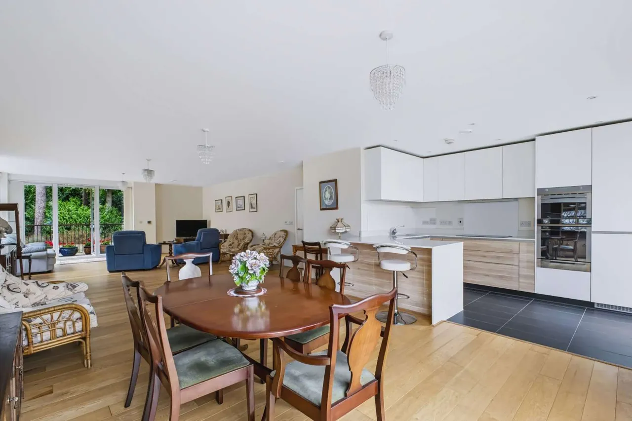 Cliveden Gages, Taplow, Maidenhead, Buckinghamshire, SL6 0GB, photo 6