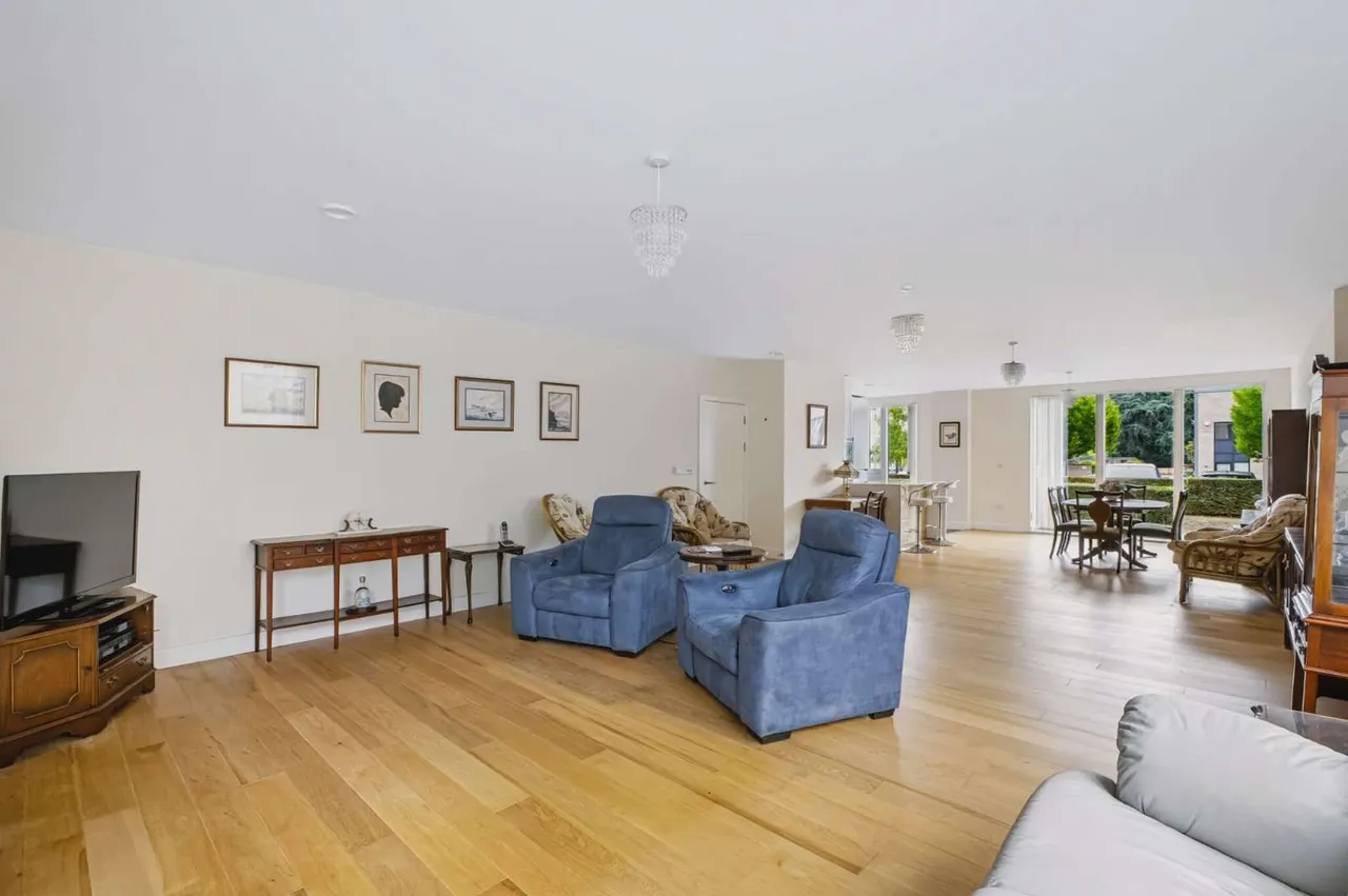 Cliveden Gages, Taplow, Maidenhead, Buckinghamshire, SL6 0GB, photo 5