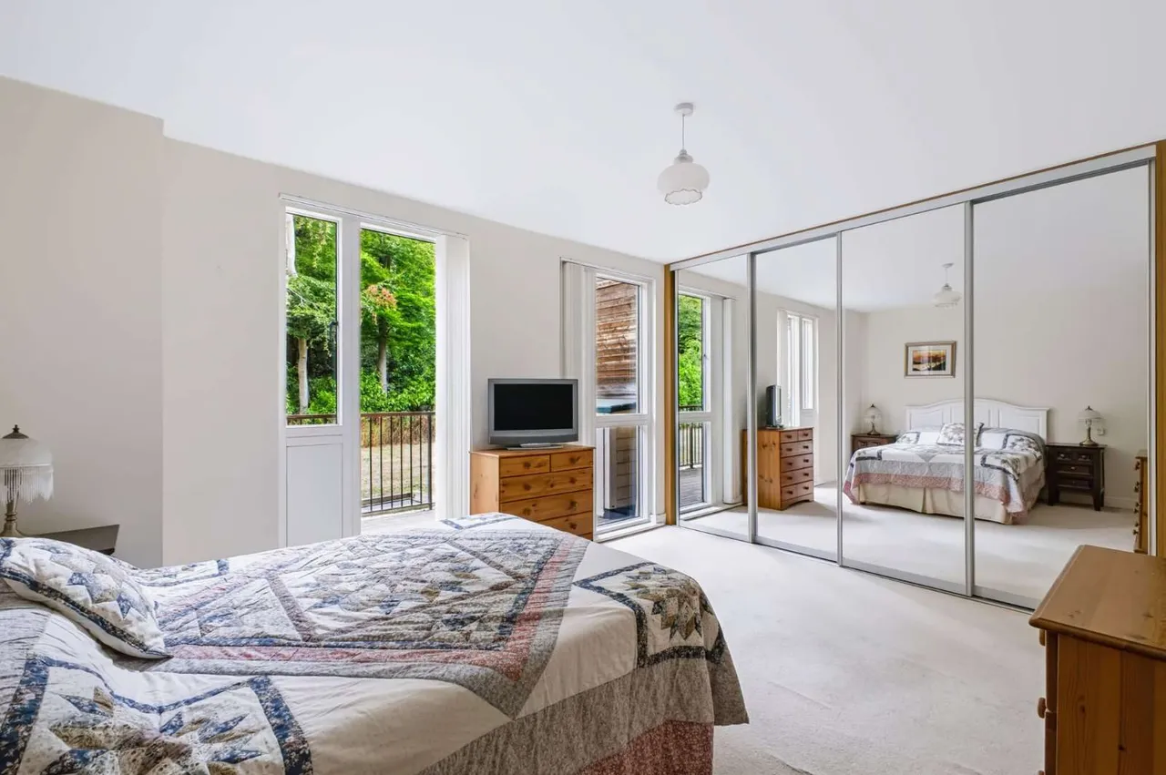 Cliveden Gages, Taplow, Maidenhead, Buckinghamshire, SL6 0GB, photo 7