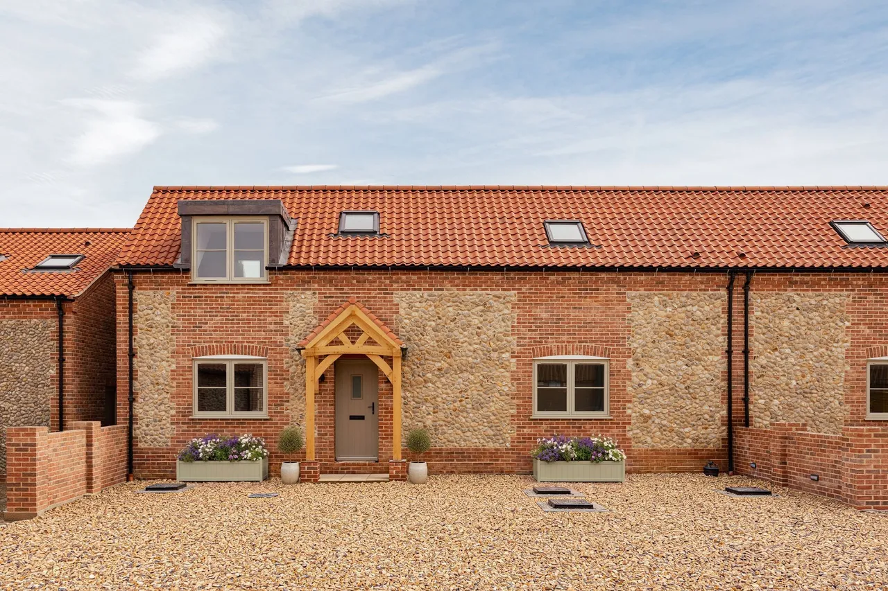 High Specification Brick and Flint Ba, photo 3