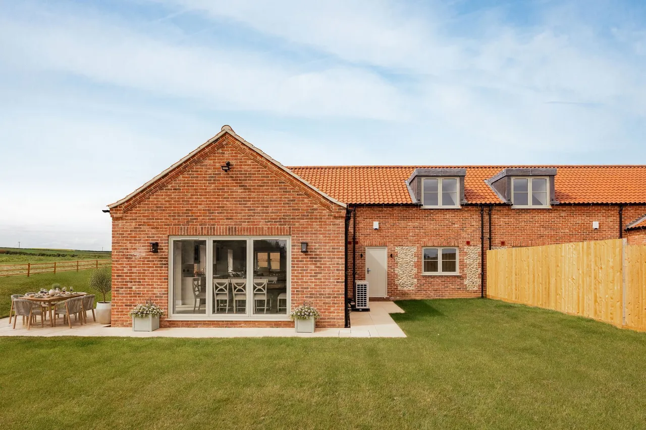 High Specification Brick and Flint Ba, photo 12