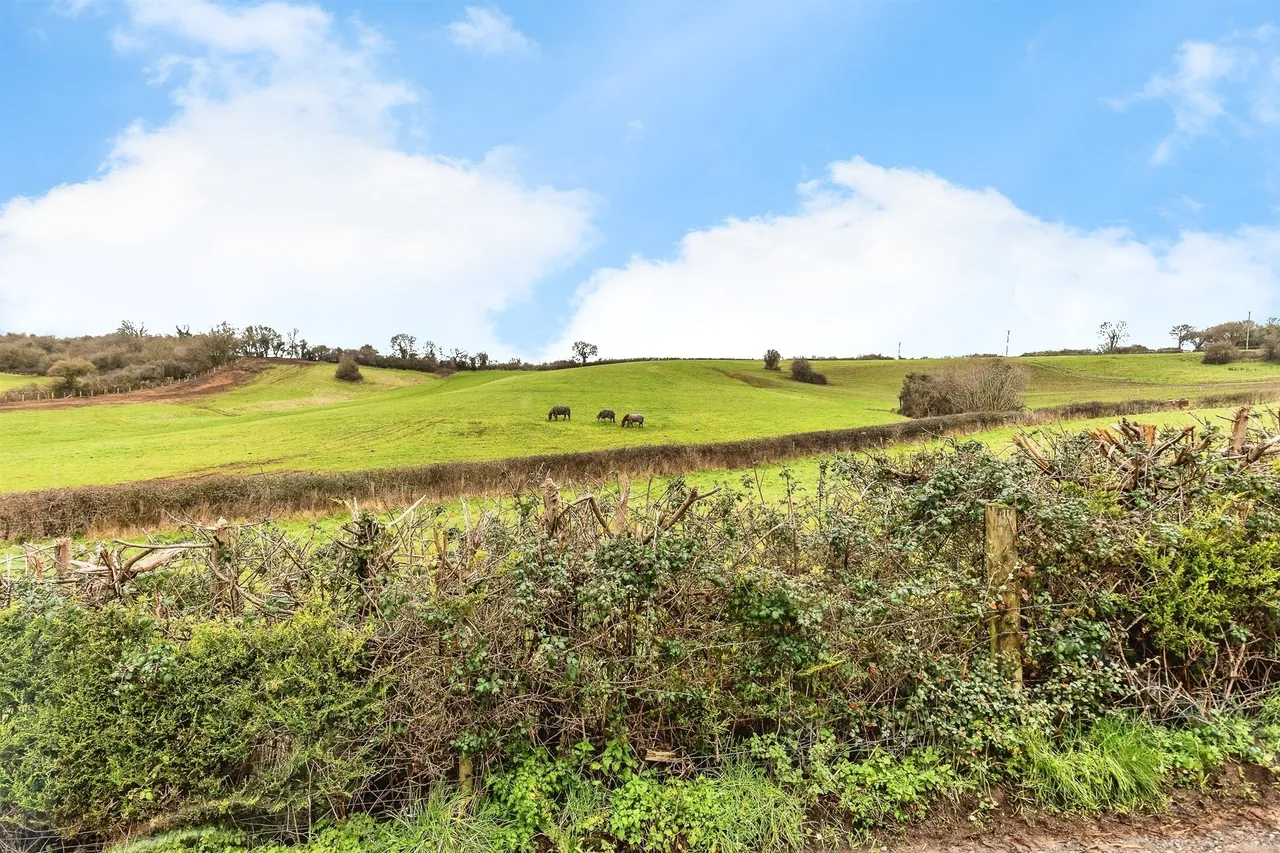 Court Farm Road, Longwell Green, Bristol, photo 3