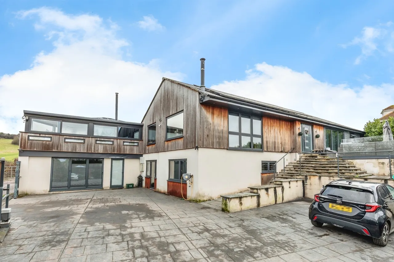 Court Farm Road, Longwell Green, Bristol, photo 4