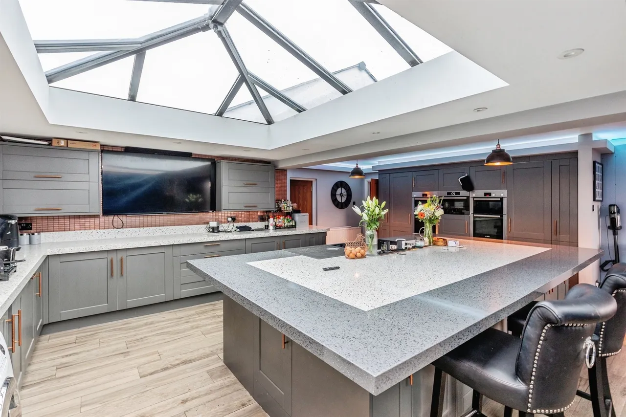 Court Farm Road, Longwell Green, Bristol, photo 2