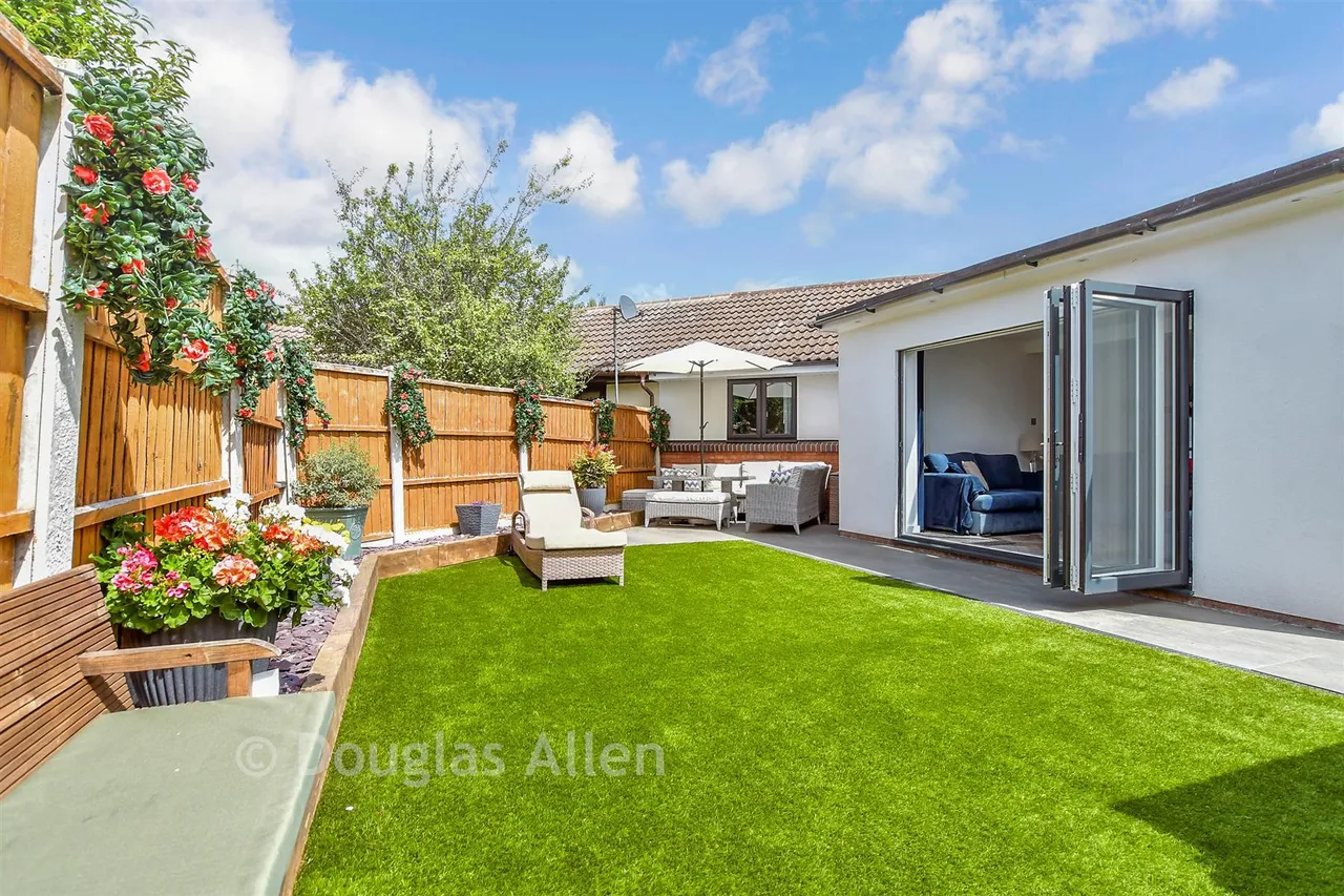 Osterley Drive, Langdon Hills, SS16, photo 2