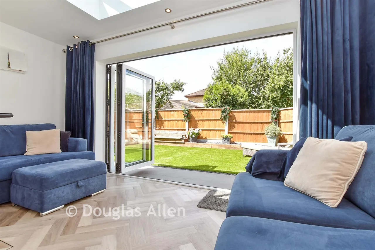 Osterley Drive, Langdon Hills, SS16, photo 5