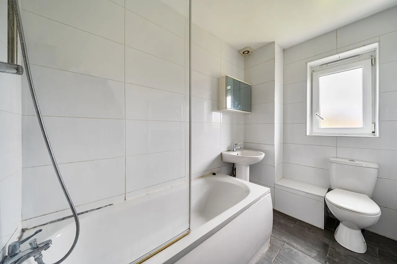 Shaftesbury Circle, Shaftesbury Avenue, South Harrow, Harrow, photo 6