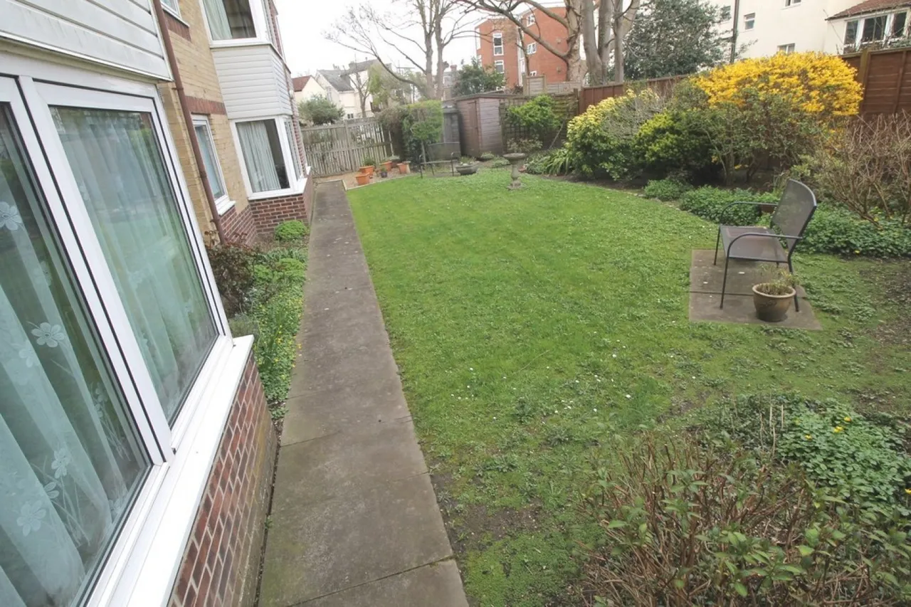 Victoria Road North, Southsea, photo 11