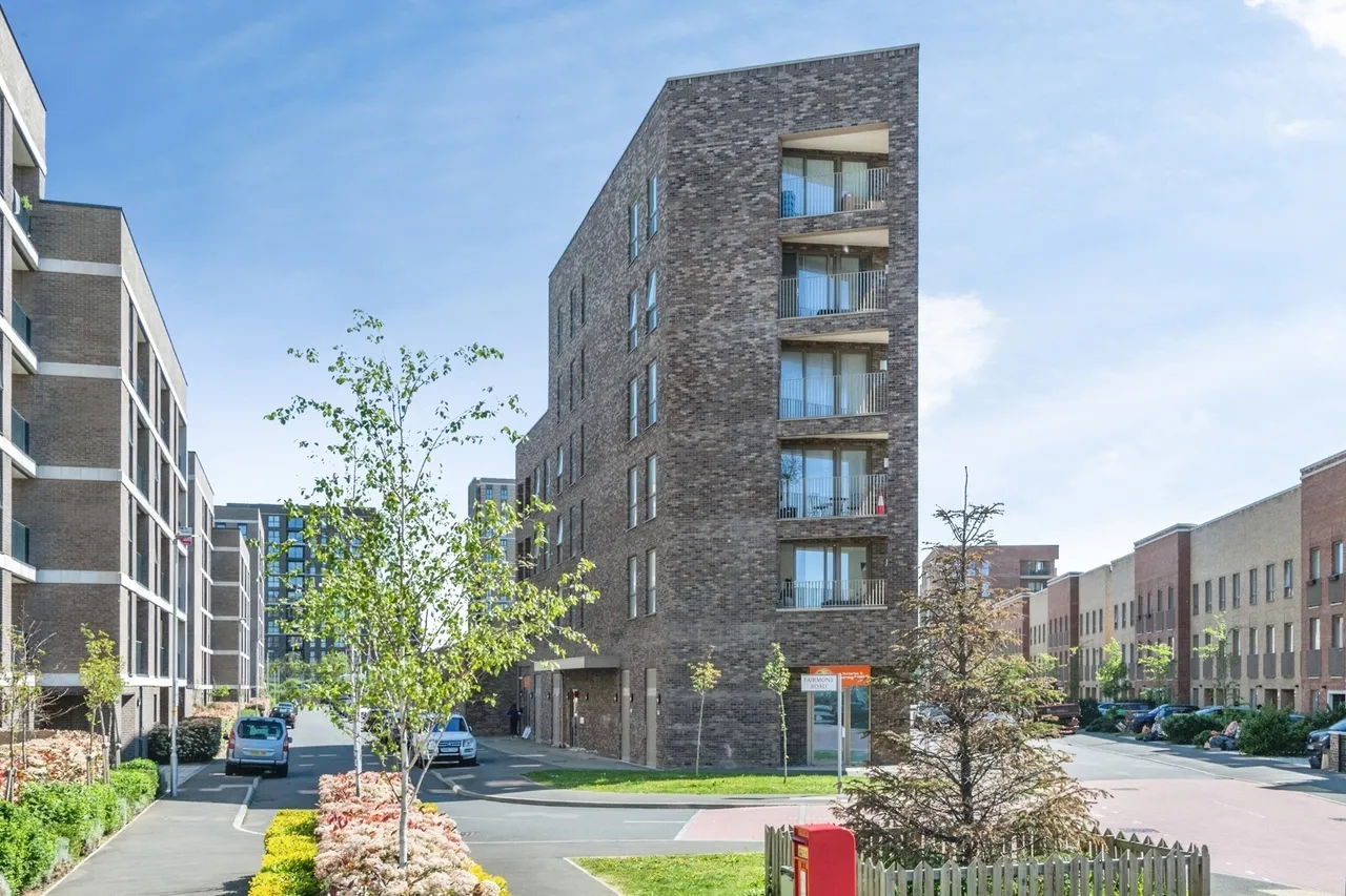 2 bed flat for sale — Fairmont Road, Rainham, RM13