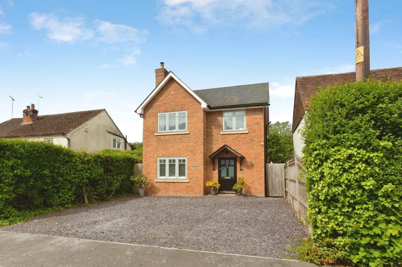 Back Lane, Bucks horn Oak, GU10, photo 4