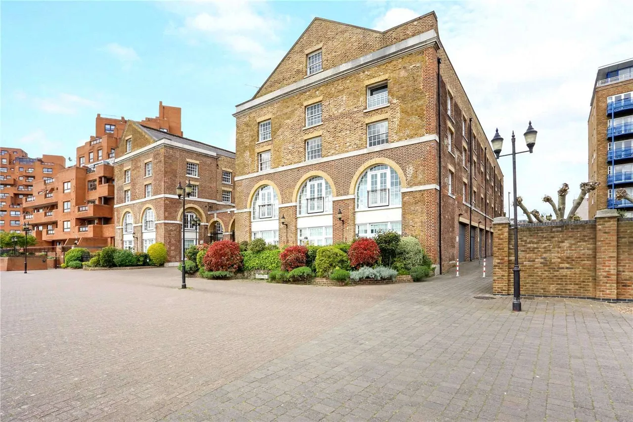 The Listed Building, 350 The Highway, London, E1W 3HU, photo 2