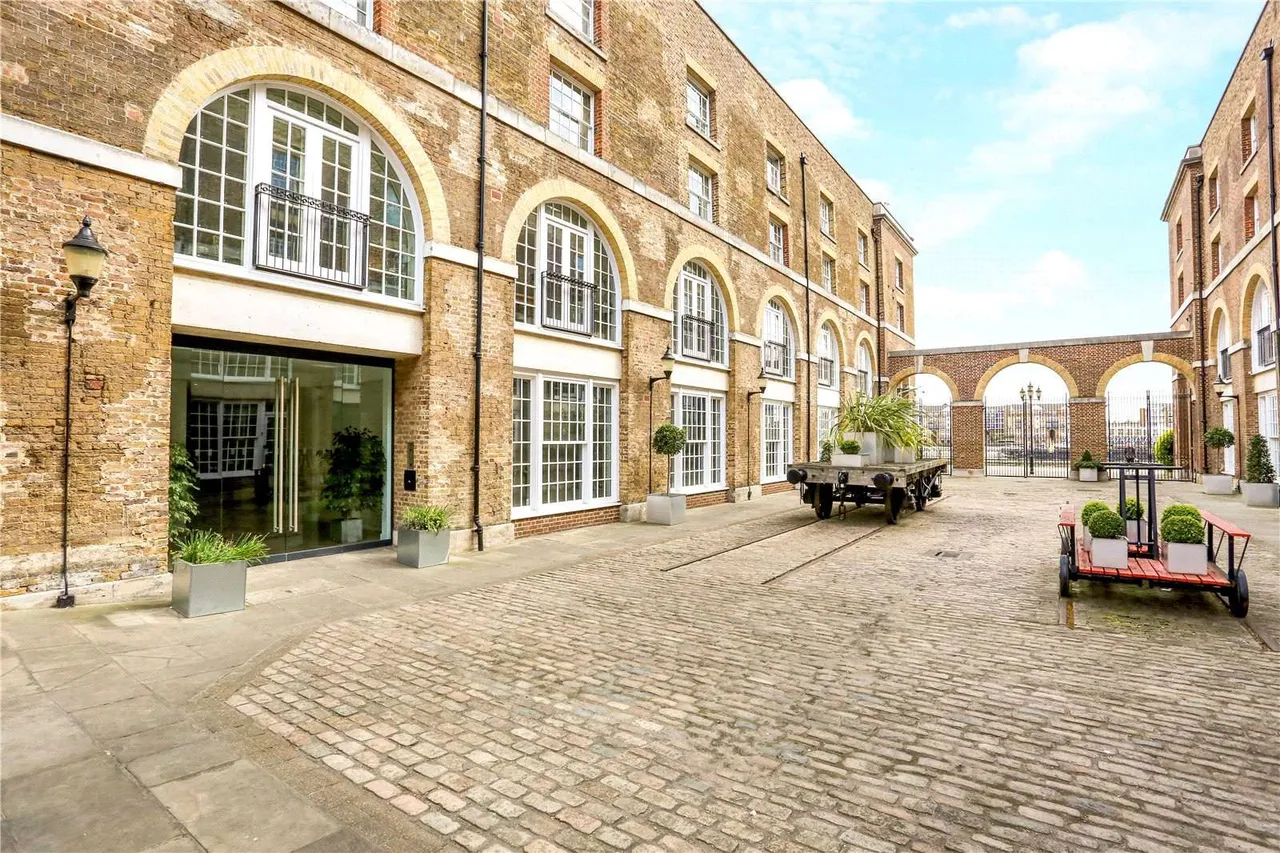 2 bed flat for sale — The Listed Building, 350 The Highway, London, E1W 3HU