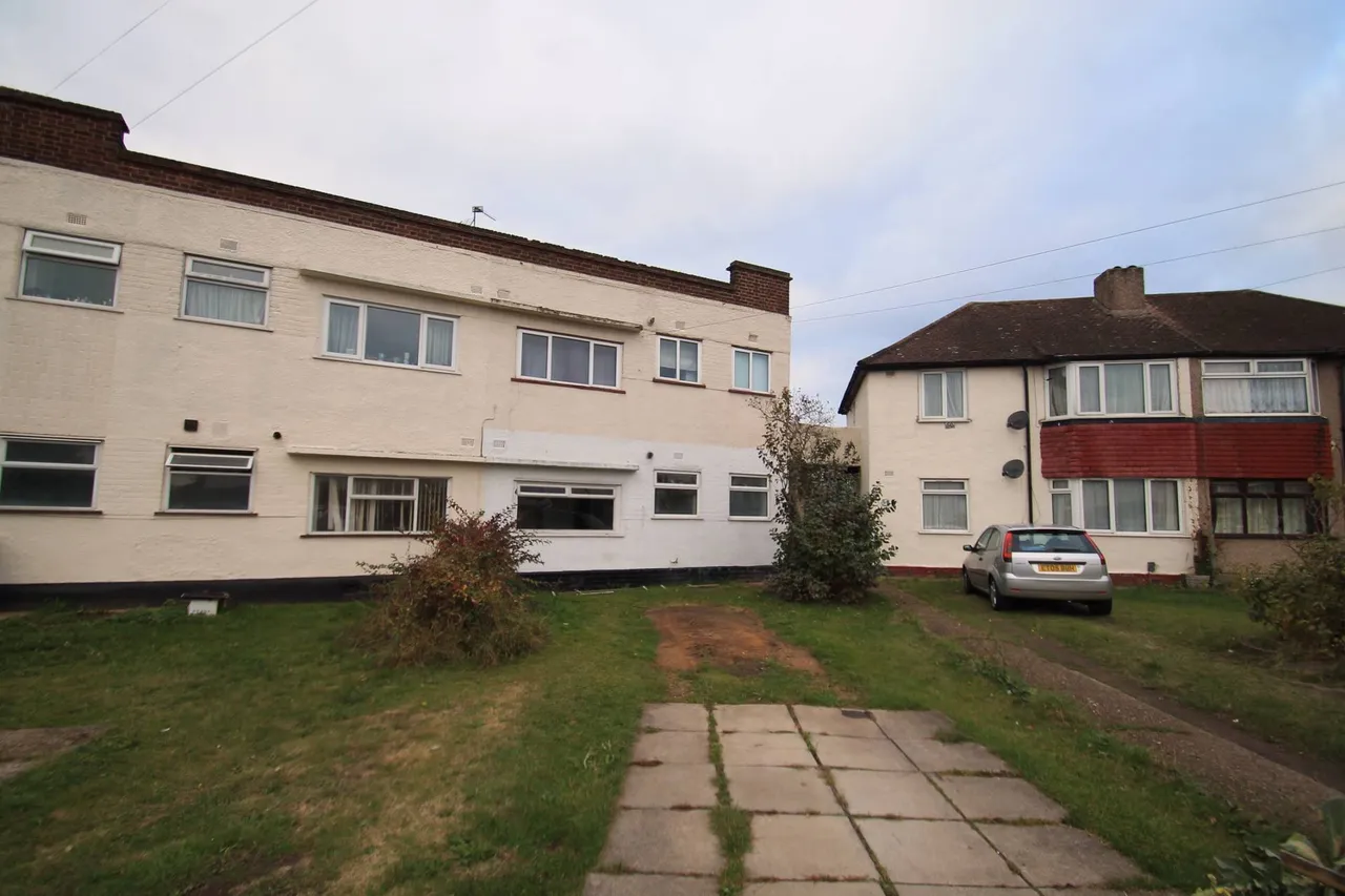 2 bed flat for sale — Burnham Crescent, Dartford