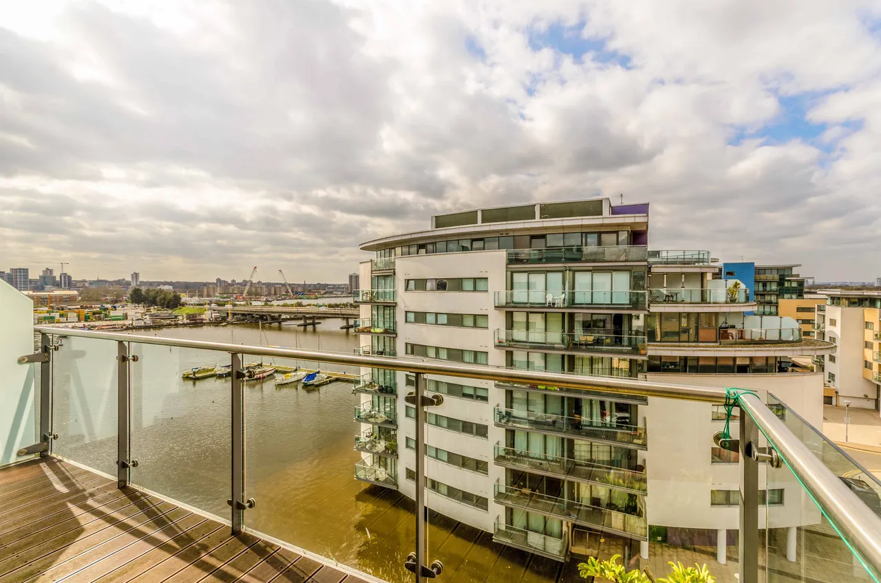 2 bed flat to rent, London, E16