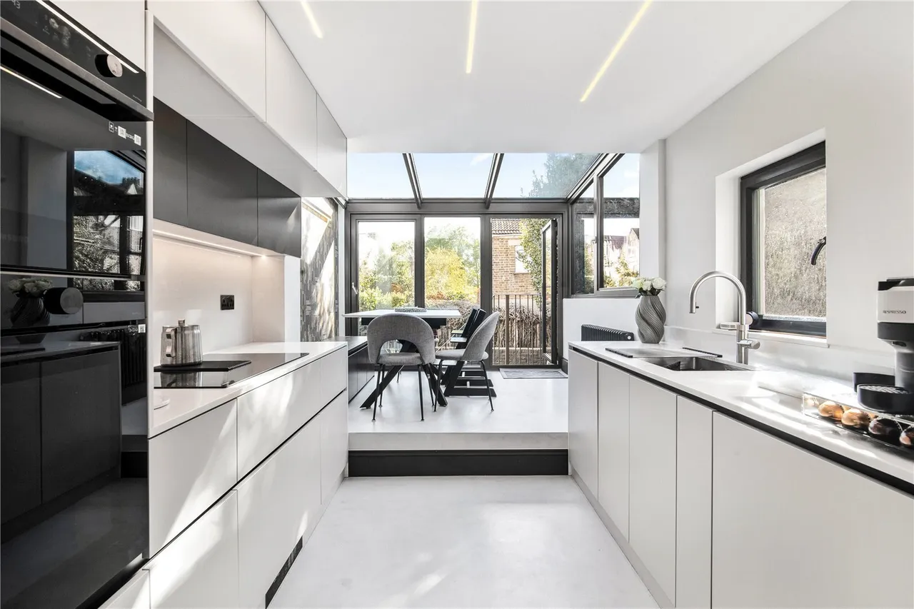 3 bed flat to rent, Battersea Rise, London, SW11