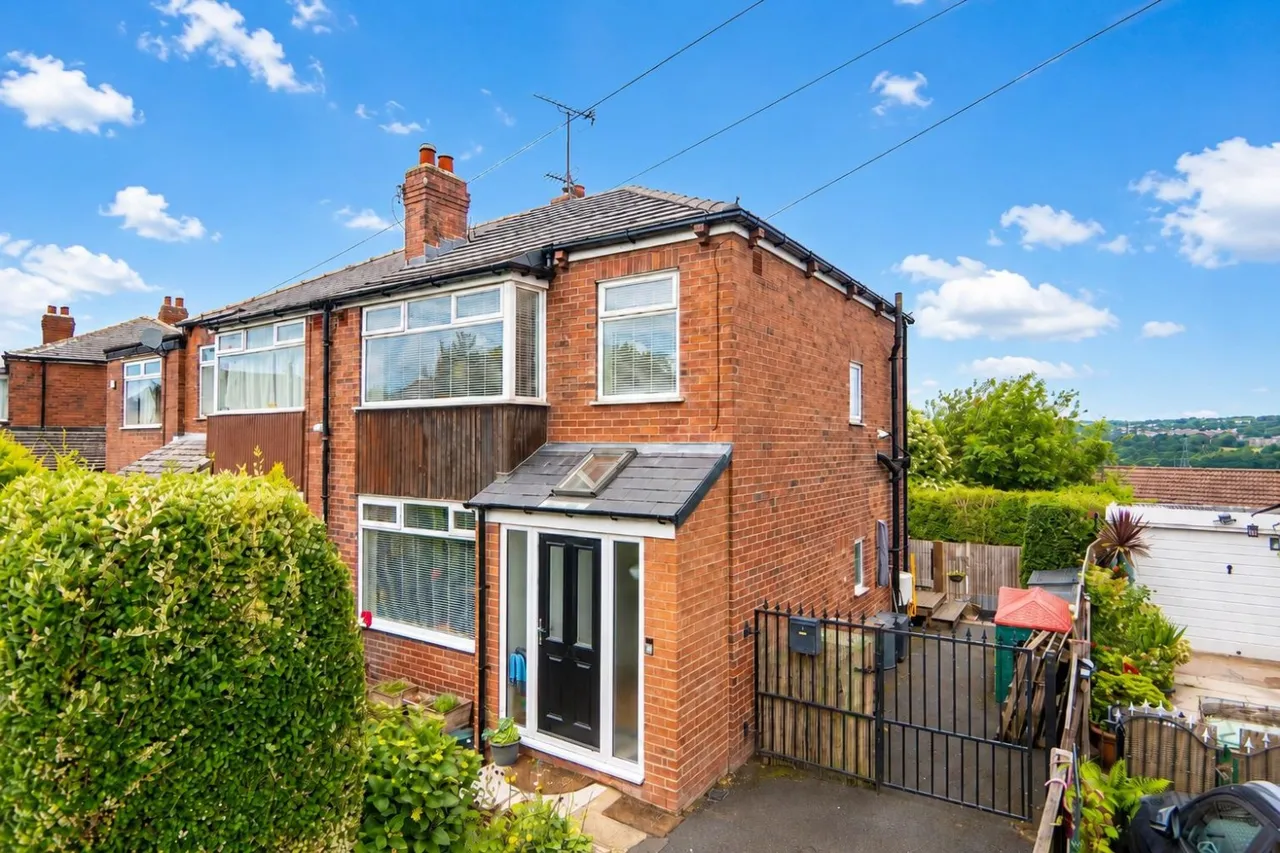 3 bed house for sale — Calverley Gardens, Bramley