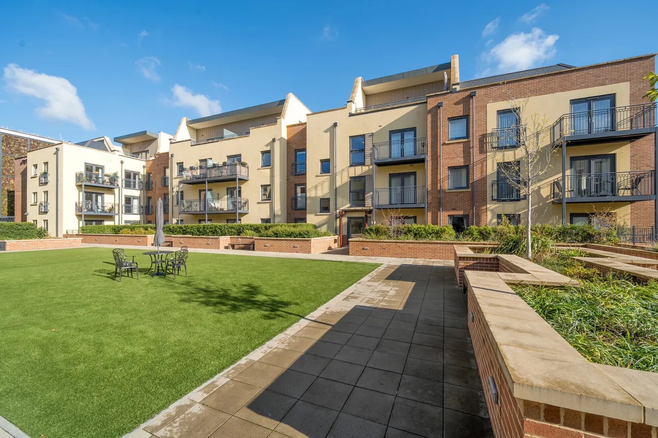 3 bed flat for sale, Nightingale Walk, Farnham, GU9
