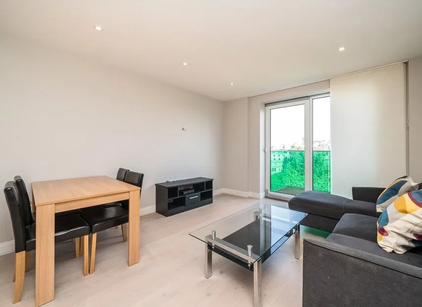 1 bed flat for sale — Plough Road, Battersea, SW11