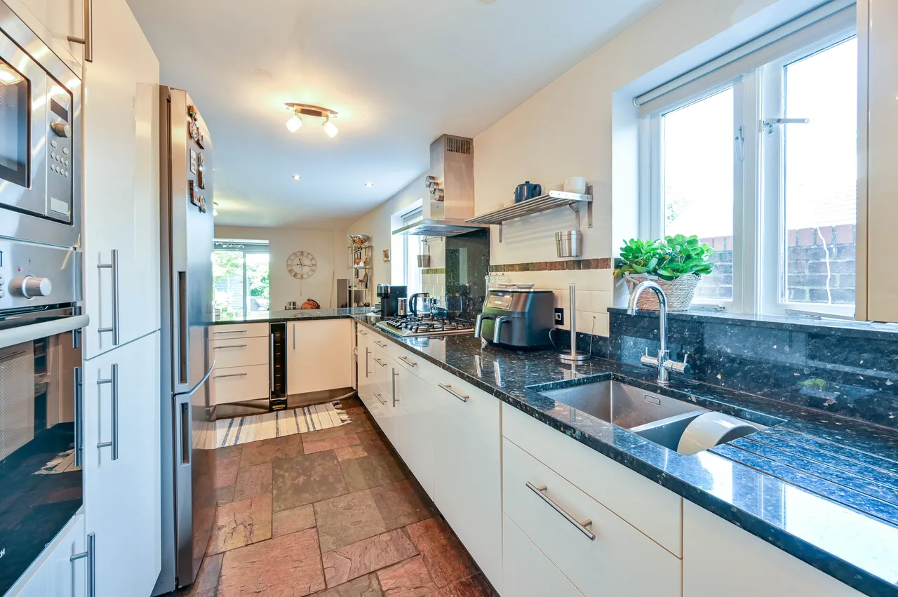 24 Chandlers Close, West Molesey, photo 4