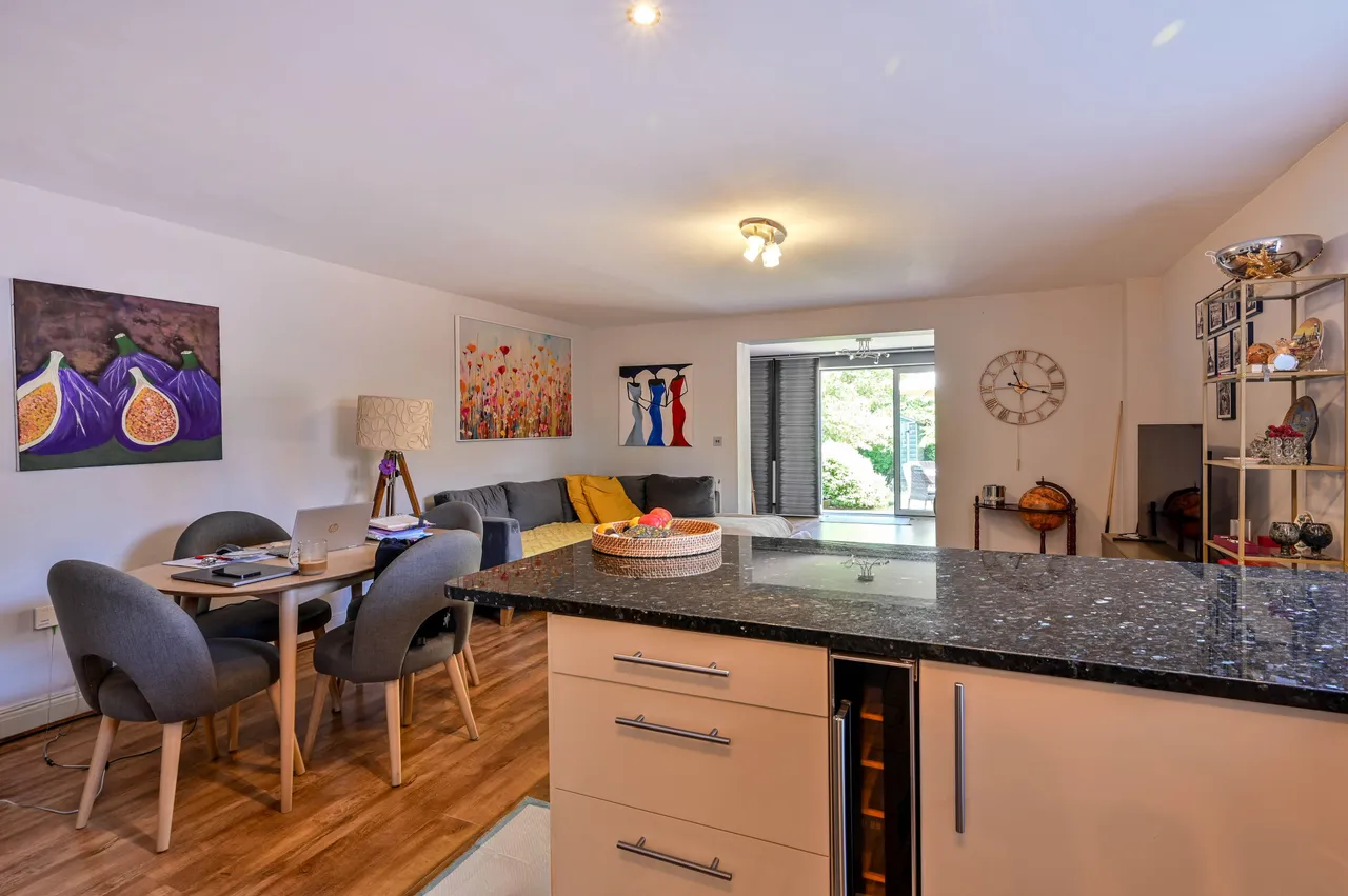 24 Chandlers Close, West Molesey, photo 6