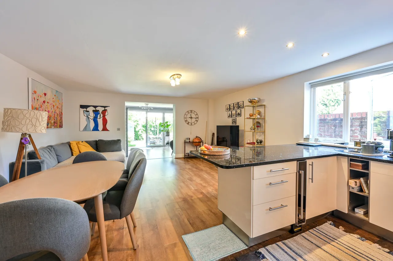 24 Chandlers Close, West Molesey, photo 3