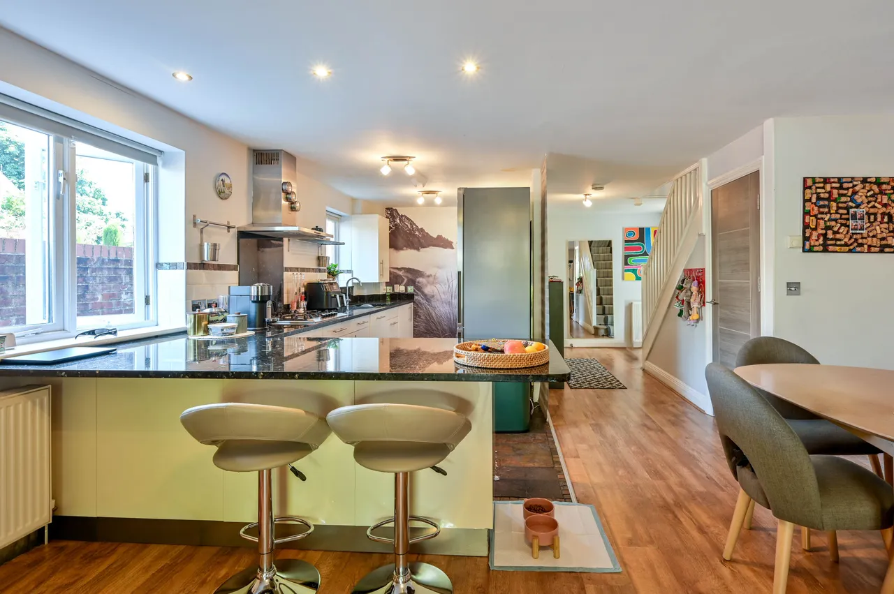 24 Chandlers Close, West Molesey, photo 2