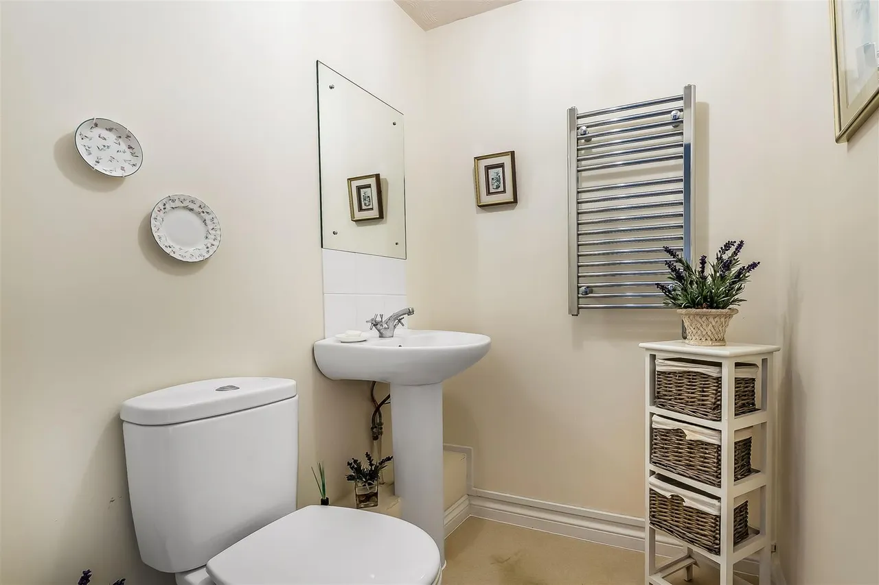 Kingston Avenue, Leatherhead, KT22, photo 9
