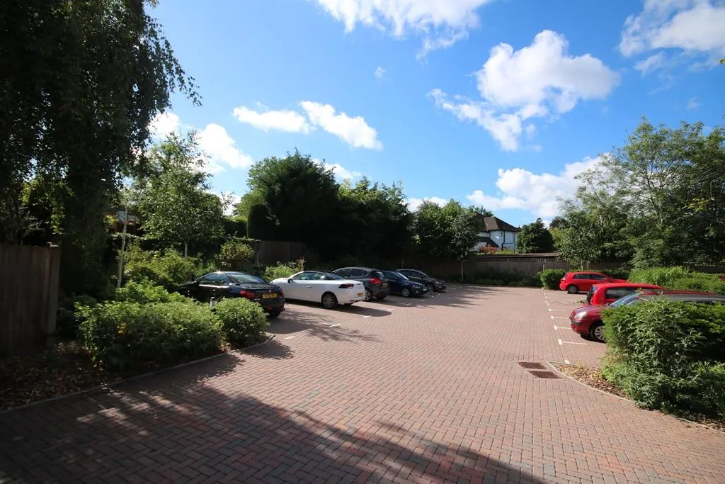 Kingston Avenue, Leatherhead, KT22, photo 10