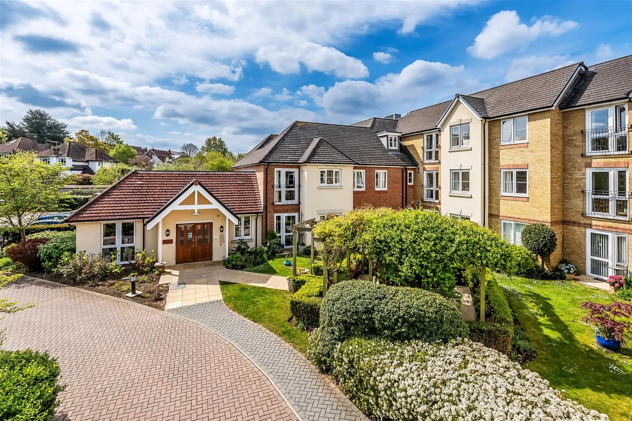 2 bed retirement for sale, Kingston Avenue, Leatherhead, KT22