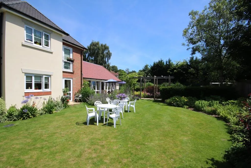 Kingston Avenue, Leatherhead, KT22, photo 11
