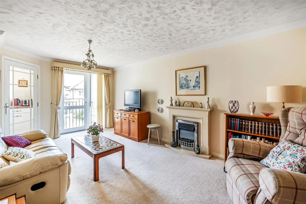 Kingston Avenue, Leatherhead, KT22, photo 3